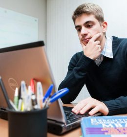 jovem estudando MBA em frente a computador