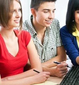 jovens estudando em frente a computador