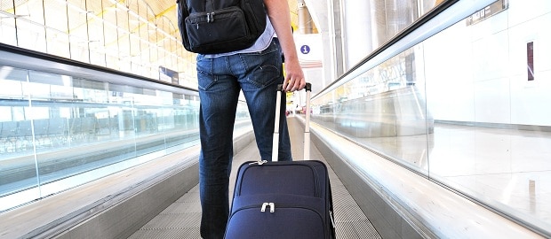 homem em aeroporto levando malas