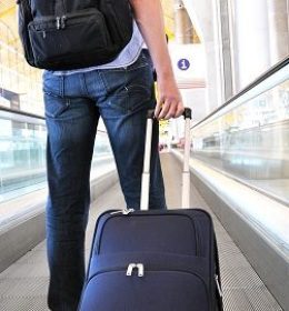 homem levando malas de viagem em aeroporto