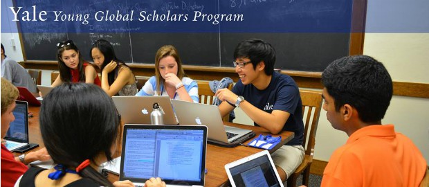 alunos em sala de aula de yale