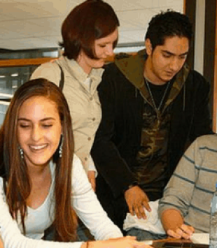 grupo de estudantes jovens reunidos