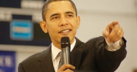 Barack Obama apontando - bolsas da Obama Foundation