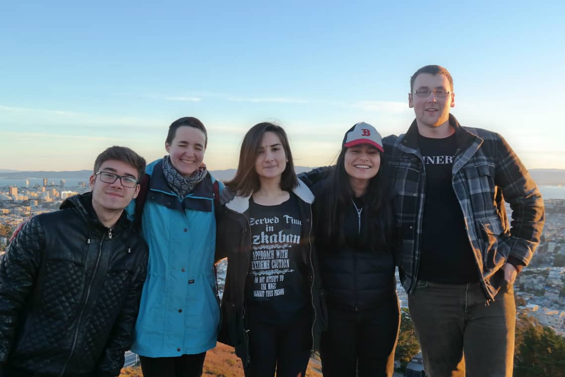 Cinco alunos da Minerva Schools at KGI abraçados