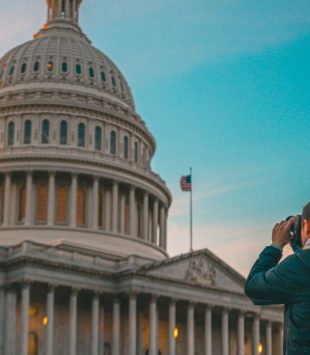 Jovem de mochila tirando foto do capitólio dos UA - Jovens Embaixadores