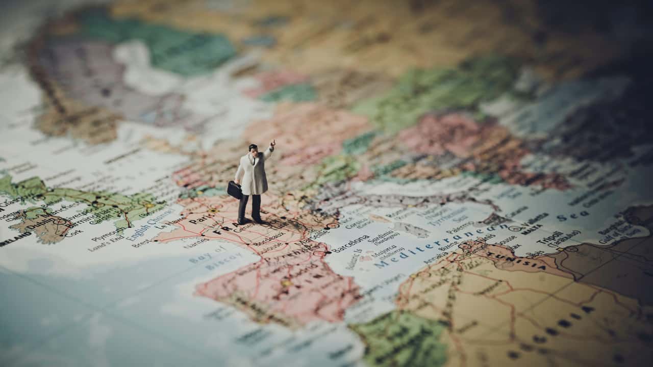 Bonequinho de brinquedo em cima do mapa da Europa - Erasmus
