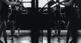 Corpo de bailarinos em frente ao espelho