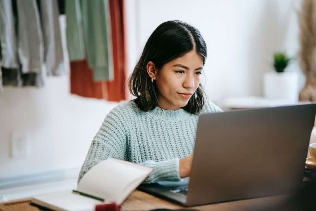 mulher mexendo no computador