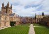 Prédio principal da Universidade de Sydney com arquitetura antiga